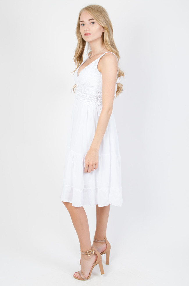 Biała zwiewna sukienka z koronkową górą oraz wiązaniem na plecach