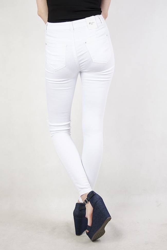 Białe spodnie jeansowe z dziurami i wysokim stanem