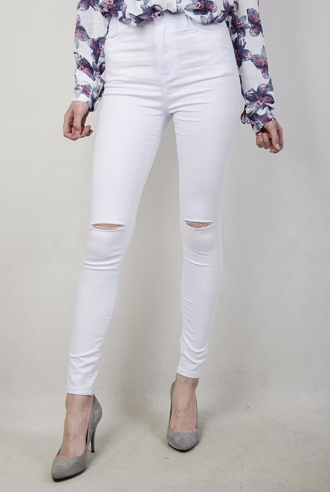 Białe spodnie jeansowe z rozcięciami na kolanach i z wysokim stanem.