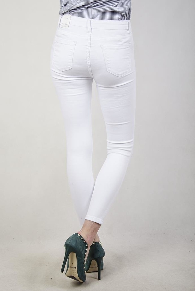 Białe spodnie jeansowe z wycięciami i wysokim stanem
