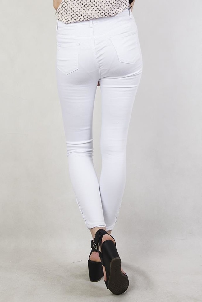 Białe spodnie jeansowe z wysokim stanem i guzikami przy nogawce