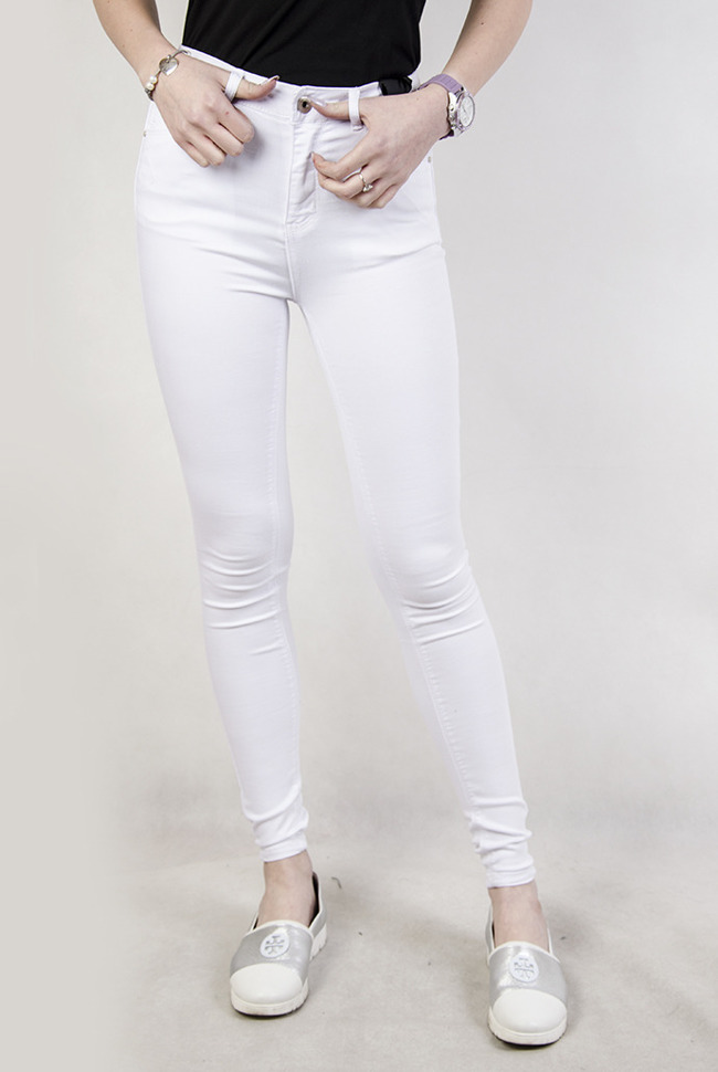 Białe spodnie skinny jeans idealnie dopasowane