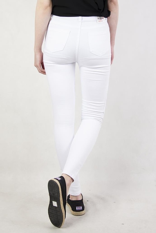 Białe spodnie skinny jeans z kabaretkami