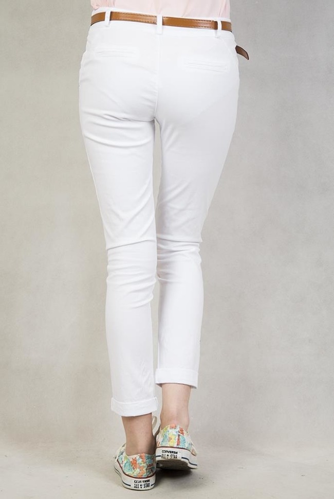 Białe spodnie z paskiem