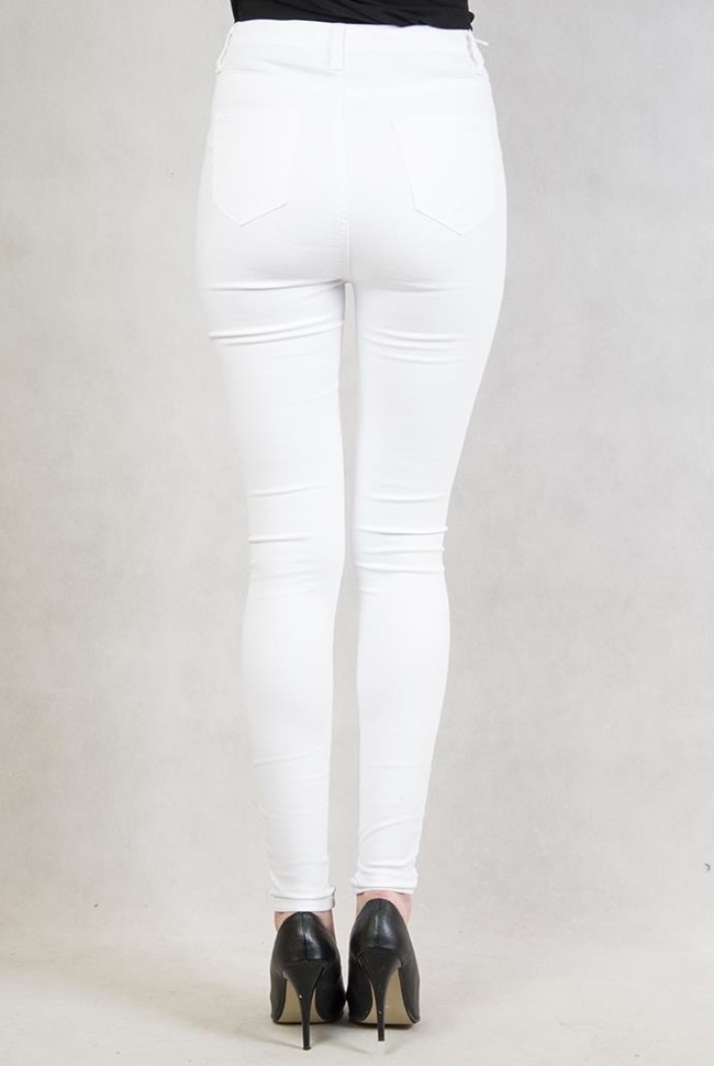 Białe spodnie z przetarciami na kolanach