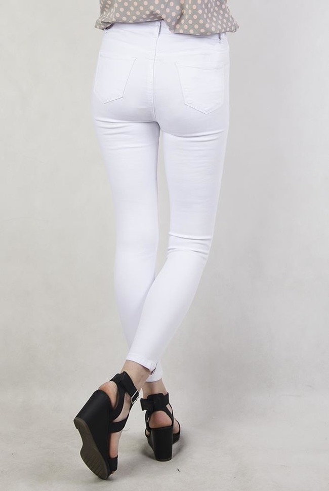 Białe spodnie z wysokim stanem i małym wycięciem przy nogawce