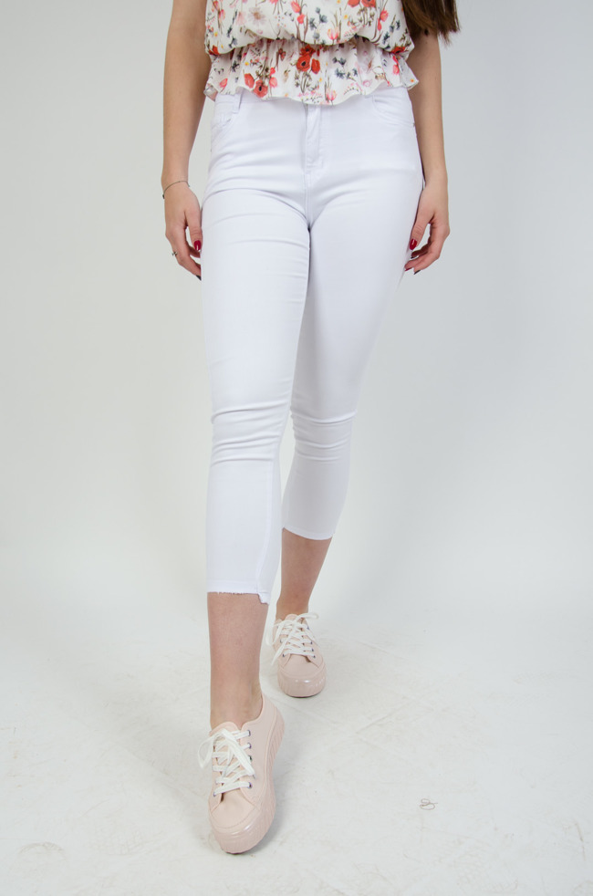 Białe wyszczuplające  spodnie z asymetryczną nogawką 