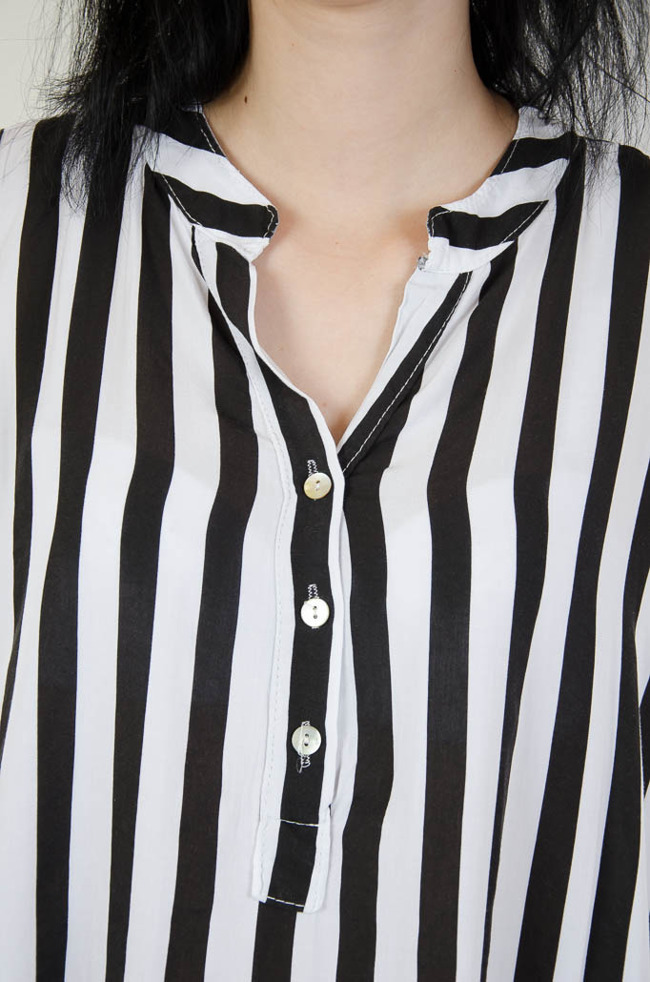 Biało-czarna przedłużana bluzka w paski