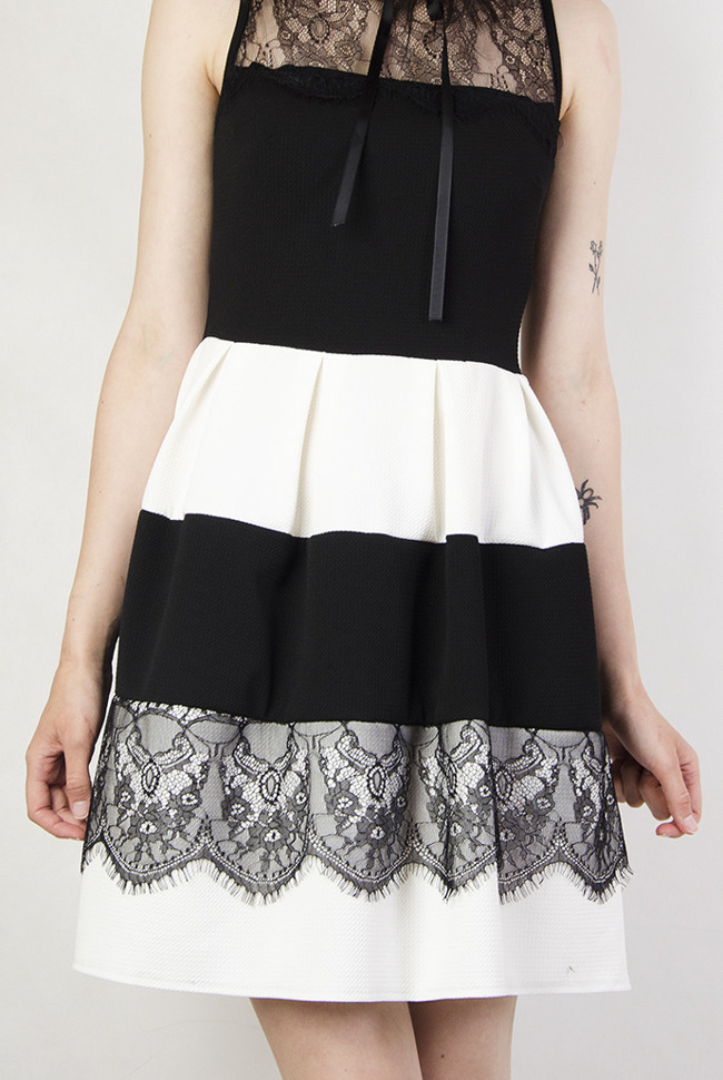 Biało-czarna sukienka z koronkowymi wstawkami