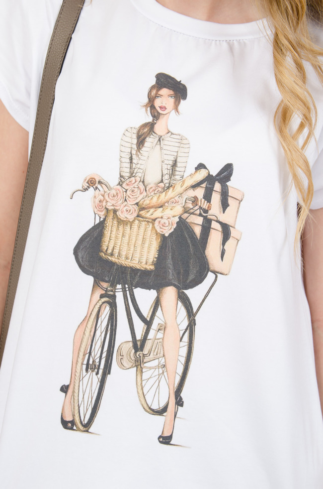 Biały T-shirt z motywem kobiety na rowerze 