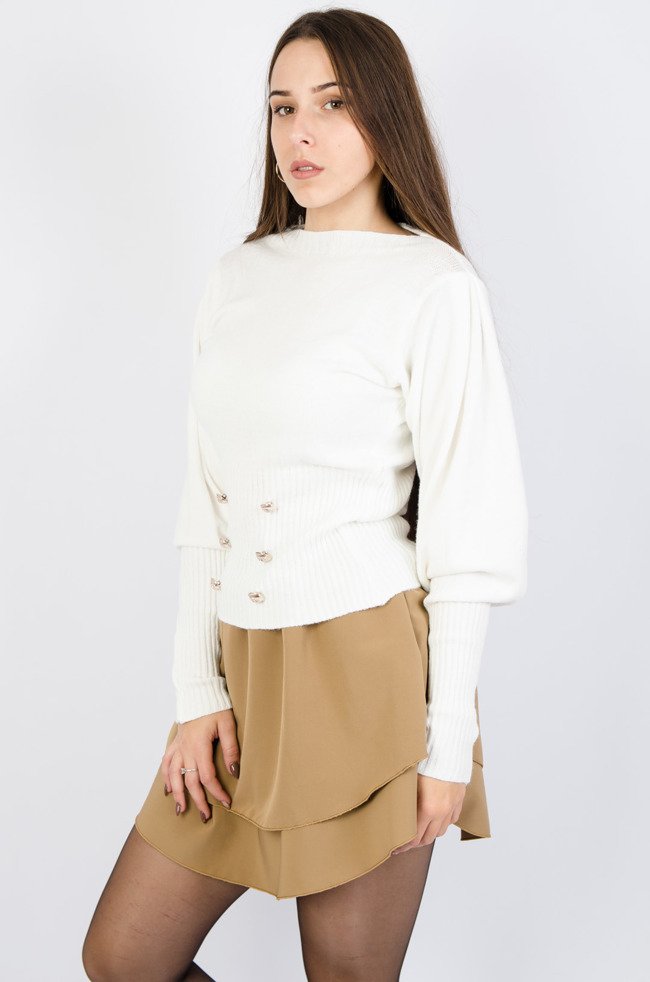 Biały sweter z bufiastymi rękawami oraz rzędem guzików