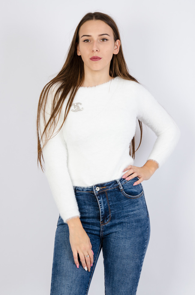Biały włochaty sweter z okrągłym dekoltem