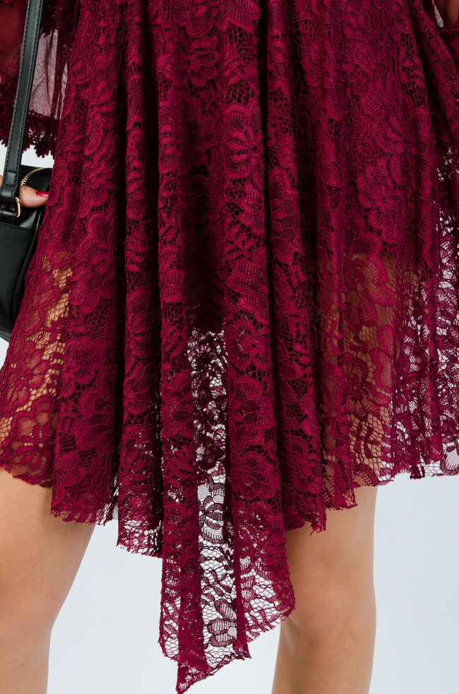 Bordowa koronkowa sukienka z gumą w pasie