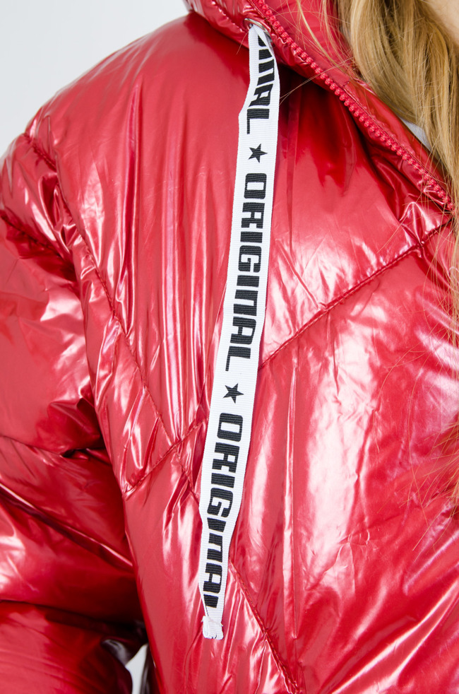 Bordowa metaliczna kurtka z pikowaniem 