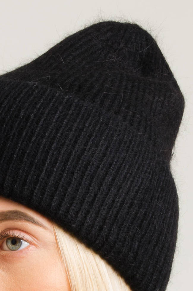 CZAPKA PRĄŻKOWANA BEANIE BASIC- CZARNA