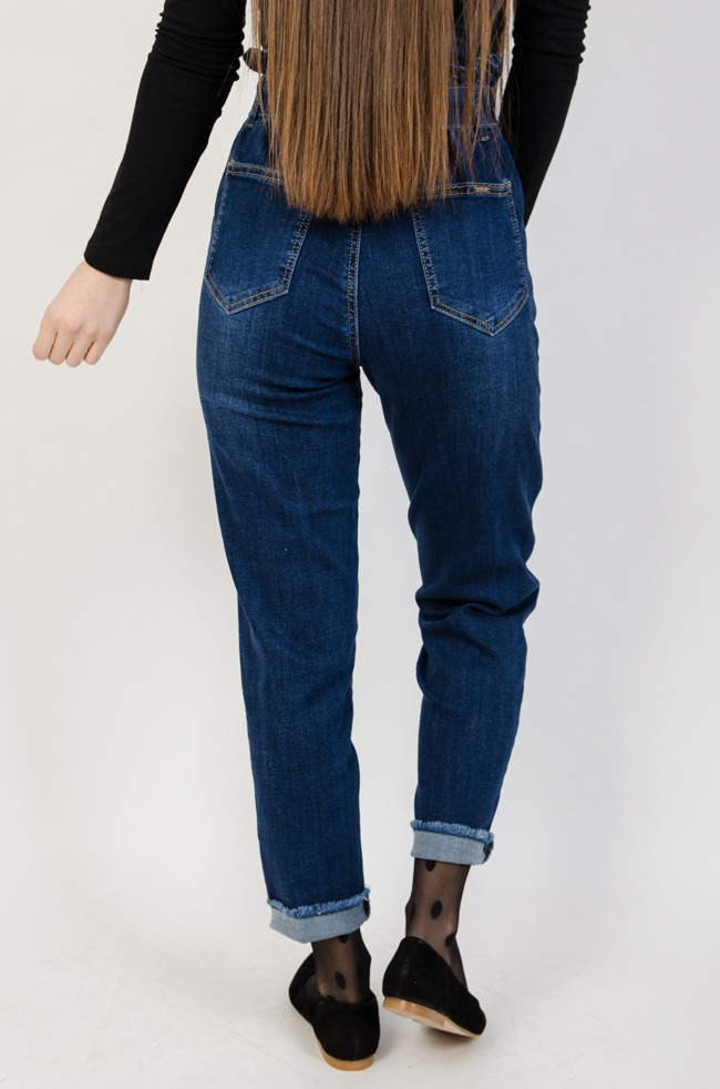 Ciemne spodnie jeansowe typu ogrodniczki z paskiem