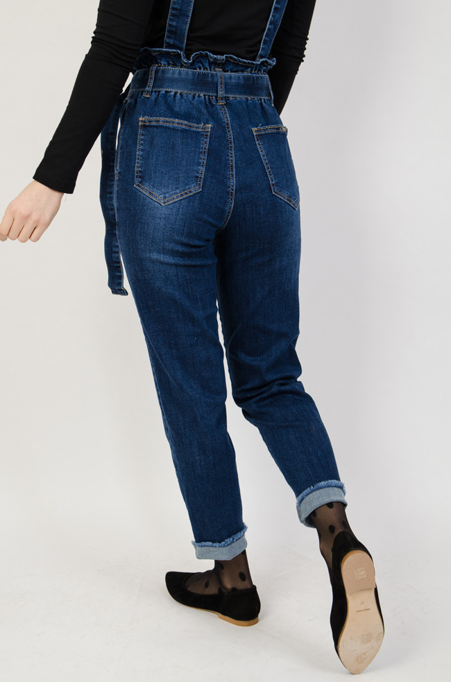 Ciemne spodnie jeansowe typu ogrodniczki z paskiem
