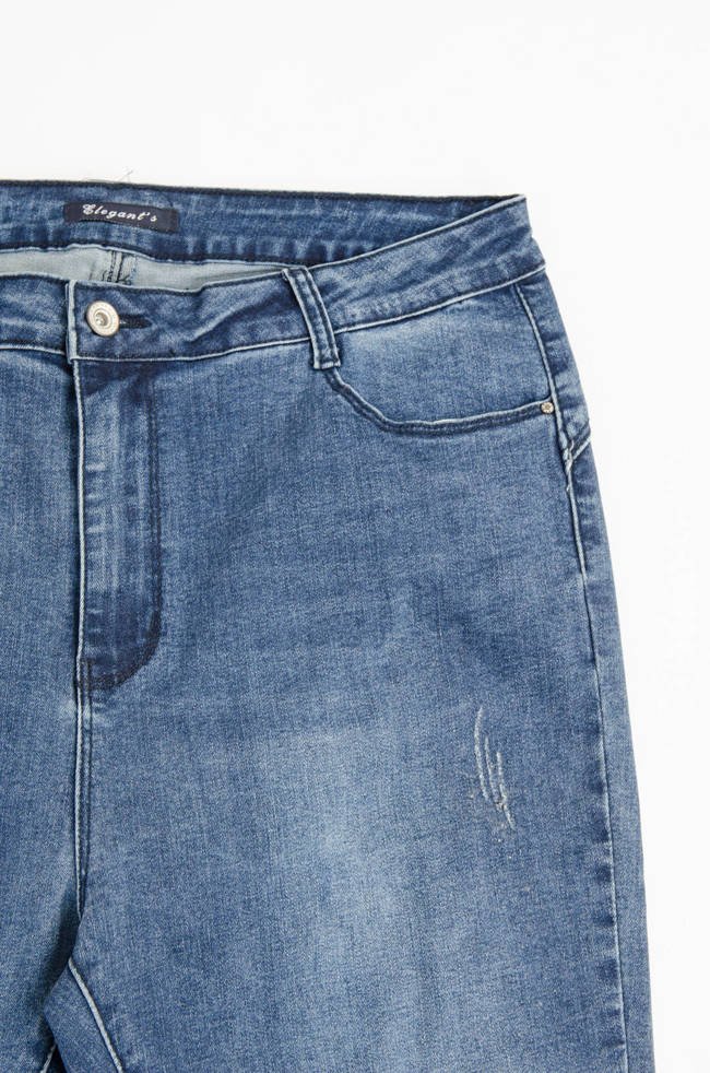 Ciemne spodnie jeansowe z drobnymi przetarciami plus size