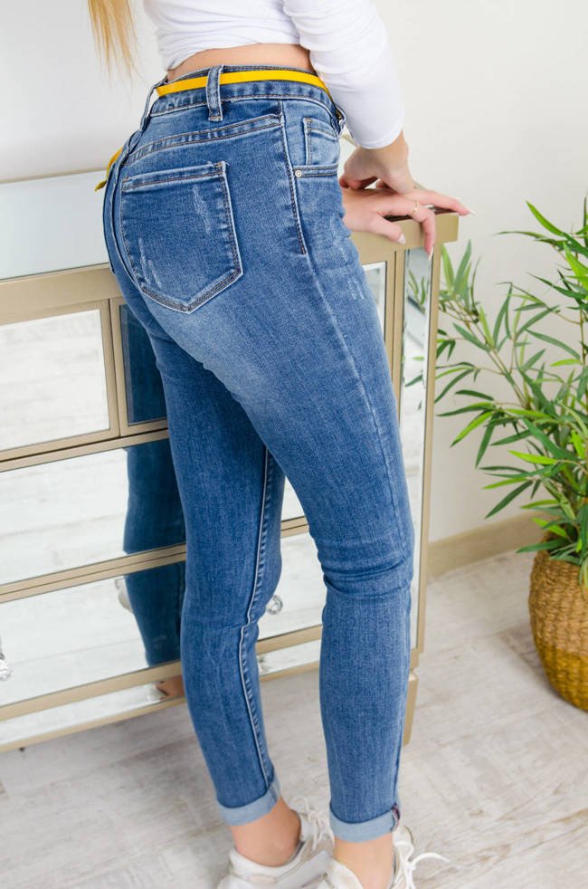 Ciemne spodnie jeansowe z paskiem 