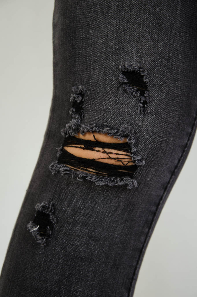 Ciemnoszare spodnie jeansowe z przetarciami