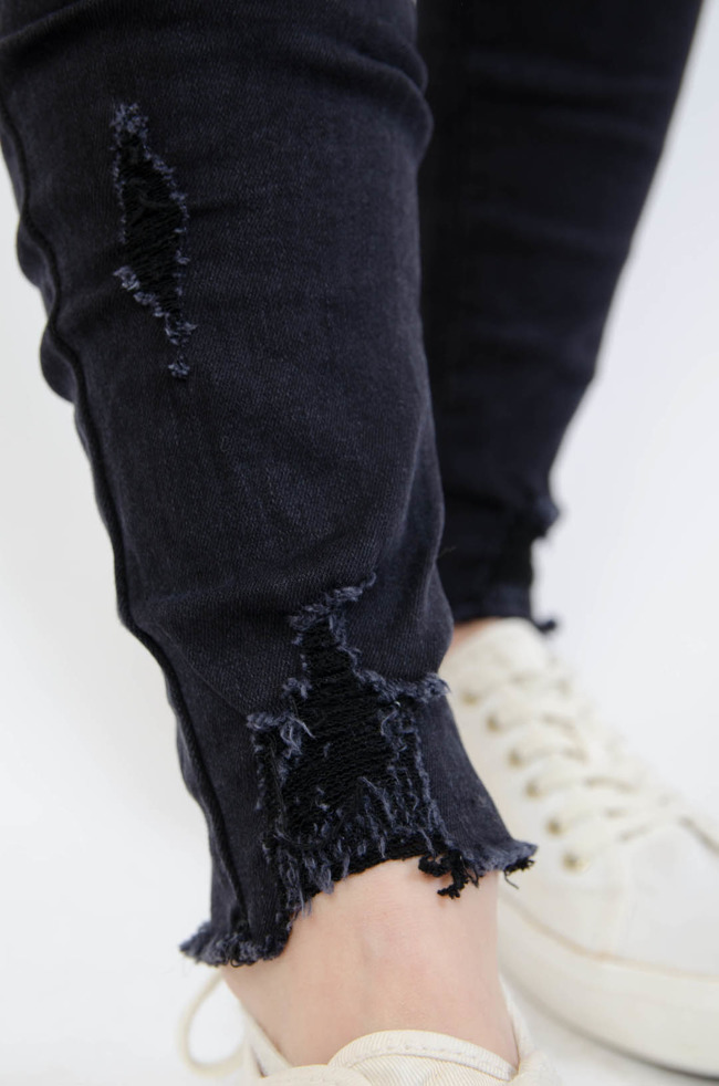 Ciemnoszare spodnie jeansowe z przetarciem i szarpaniami na dole nogawki