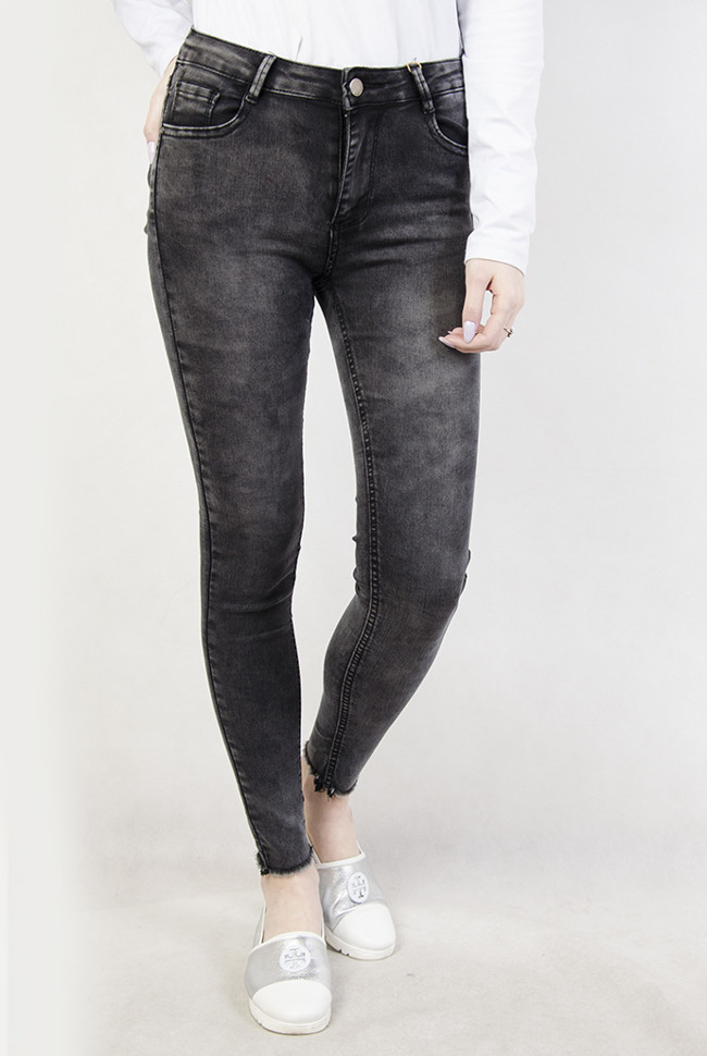 Ciemnoszare spodnie jeansowe z szarpaną nogawką