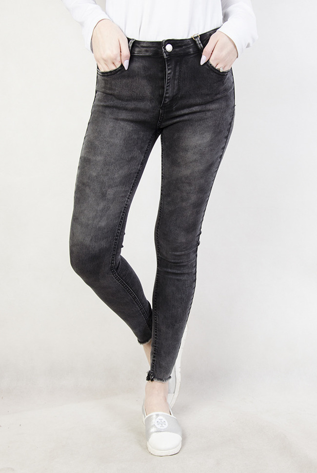 Ciemnoszare spodnie jeansowe z szarpaną nogawką