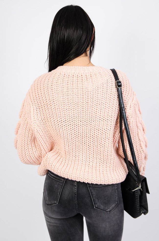 Ciepły różowy sweter z warkoczem na rękawach