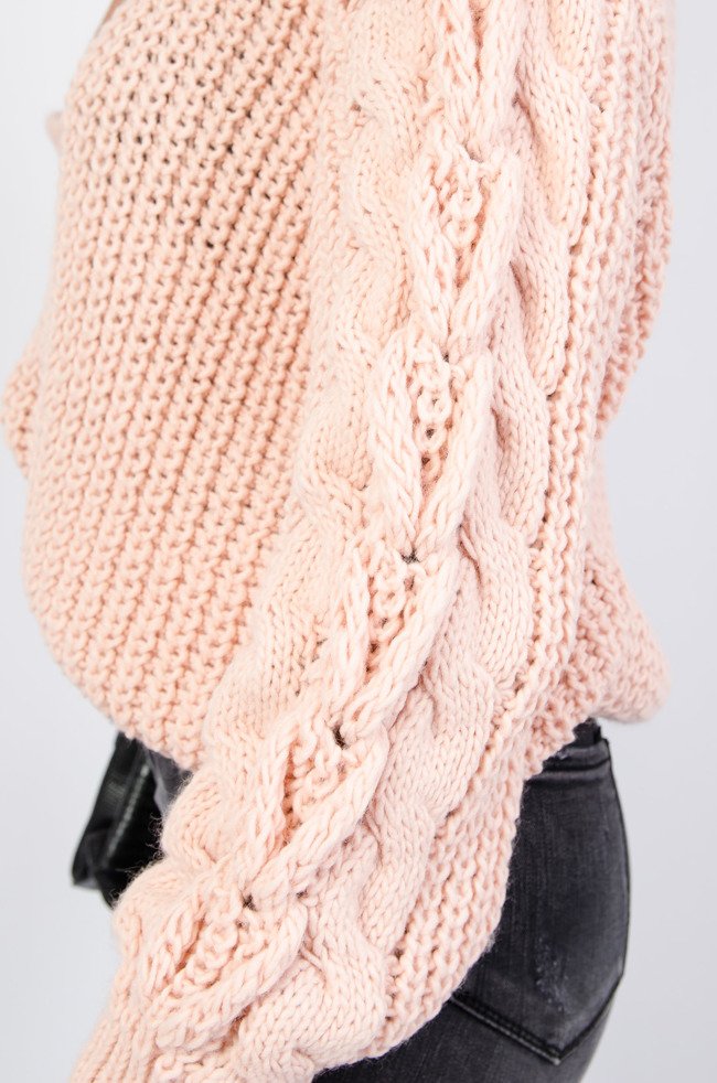 Ciepły różowy sweter z warkoczem na rękawach