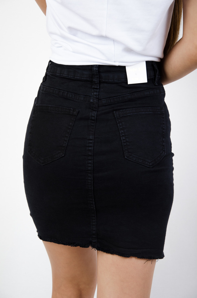 Czarna jeansowa spódnica z przeszyciem z przodu