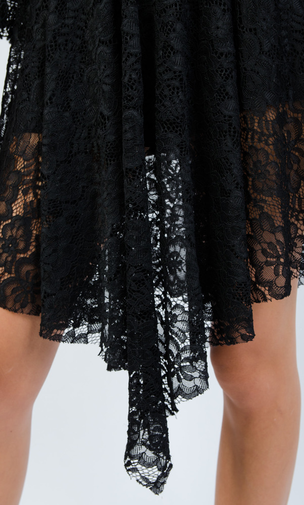 Czarna koronkowa sukienka z gumą w pasie