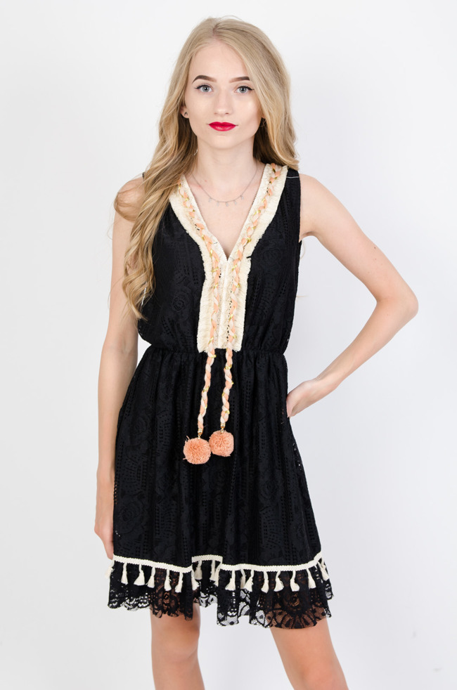 Czarna krótka koronkowa sukienka z gumką w pasie oraz pomponami