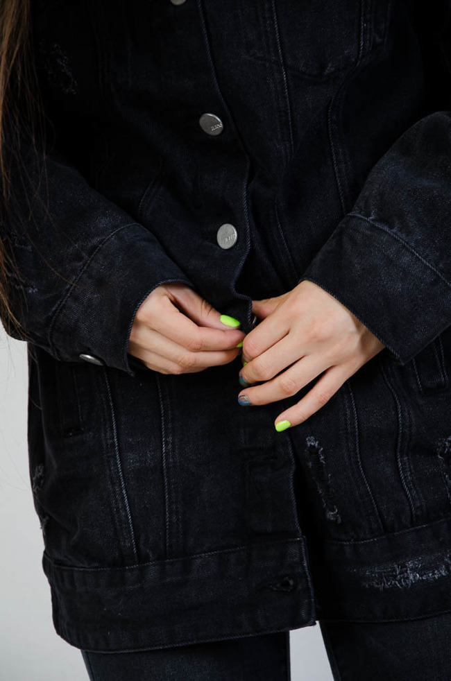 Czarna kurtka jeansowa z delikatnymi przetarciami