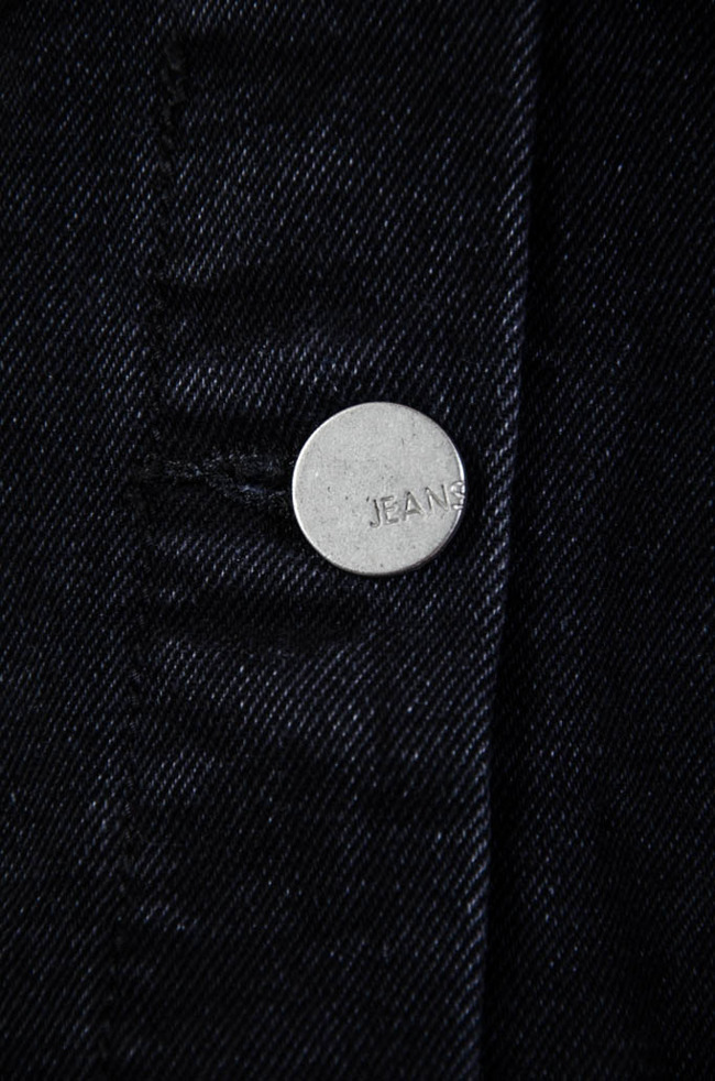 Czarna kurtka jeansowa z delikatnymi przetarciami