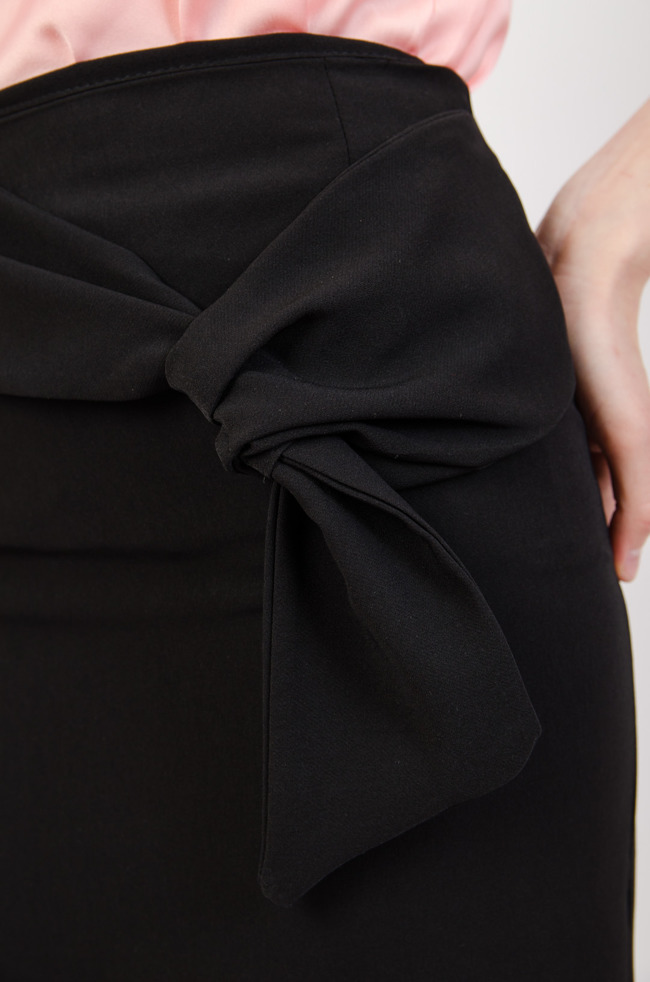 Czarna materiałowa spódnica z wiązaniem na boku