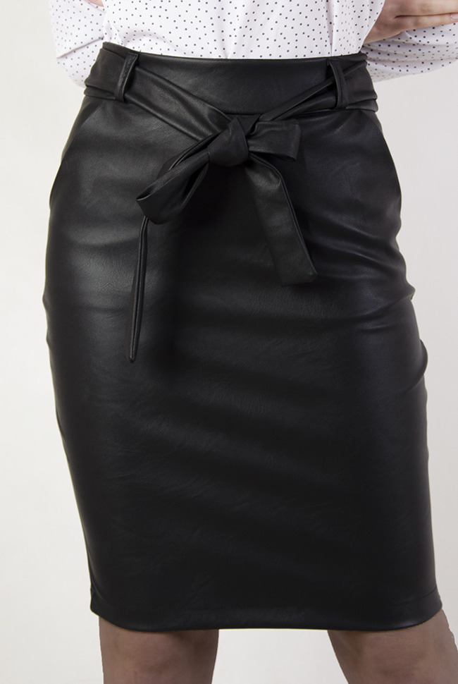 Czarna ołówkowa spódnica z kieszeniami oraz paskiem