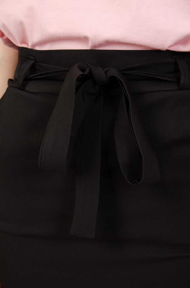 Czarna ołówkowa spódnica z kieszeniami oraz wiązaniem