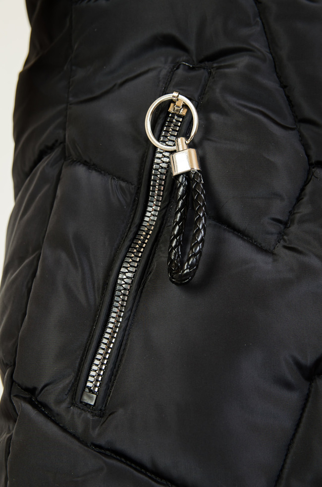 Czarna pikowana kurtka ze srebrnymi zamkami 