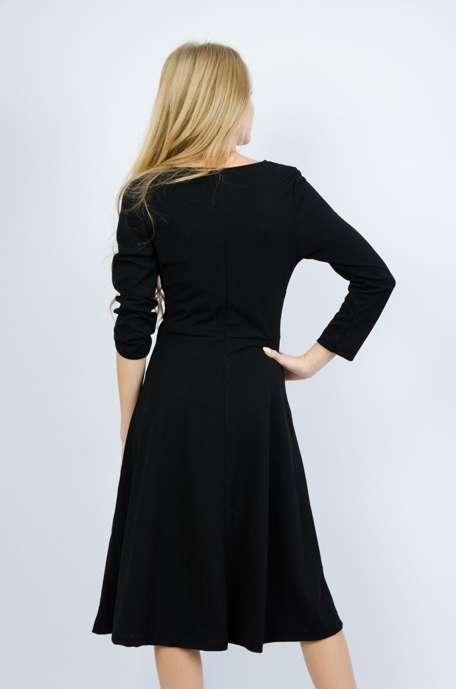Czarna rozkloszowana sukienka przekładana w pasie 