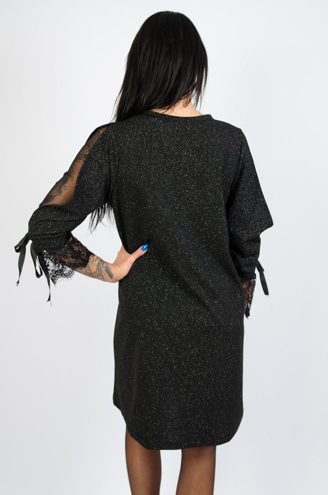 Czarna sukienka pokryta brokatem z koronką przy rękawach