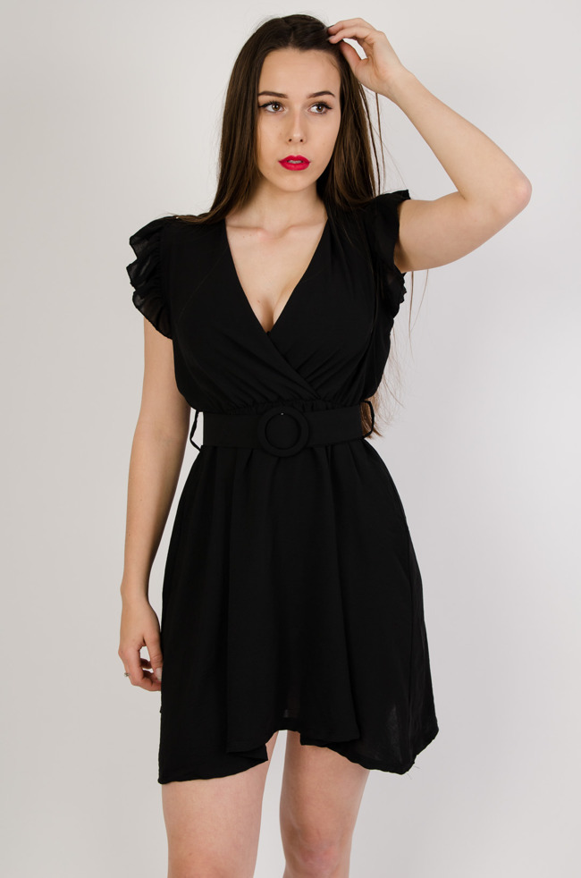 Czarna sukienka z dekoltem w serek oraz falbanką w rękawie