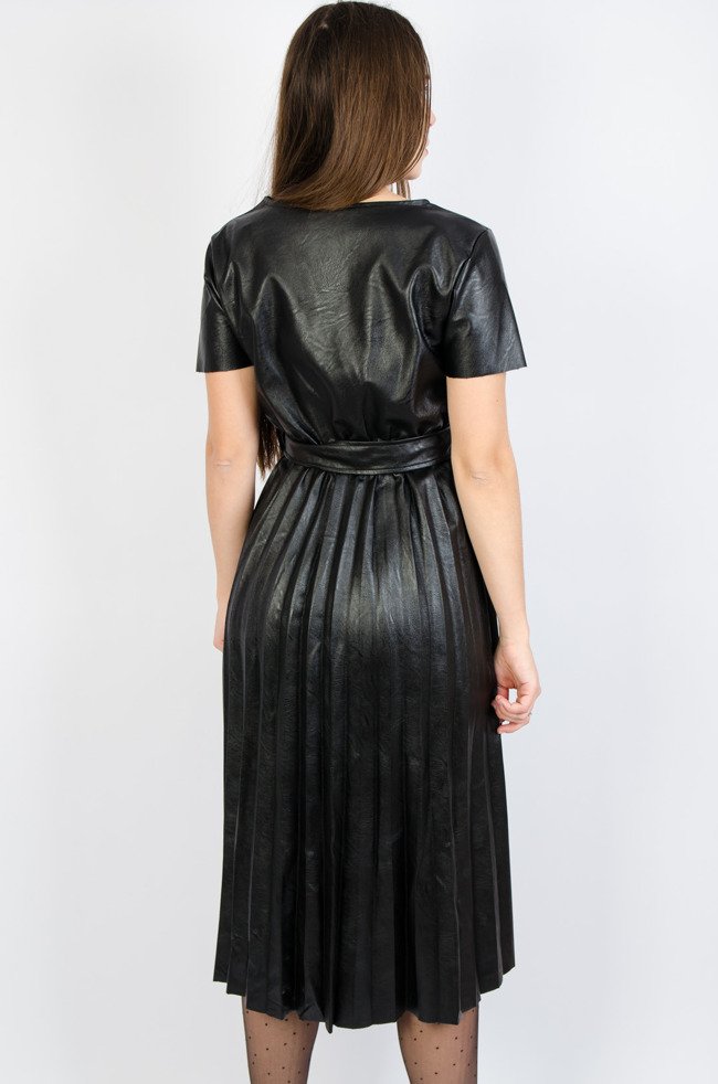 Czarna sukienka z plisowanym dołem-imitacja skóry