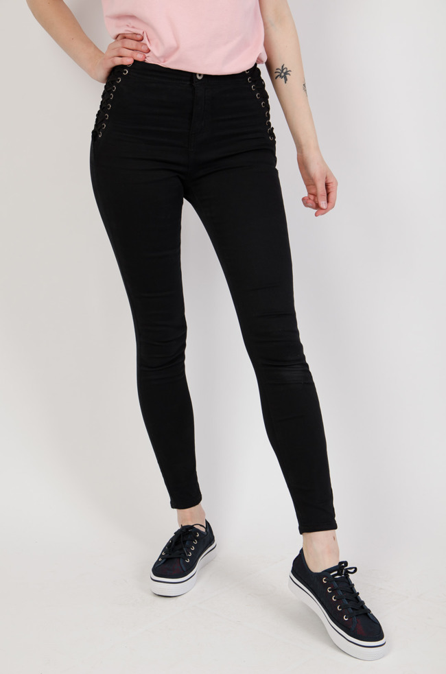 Czarne jeansowe spodnie modelujące z wiązaniem na boku