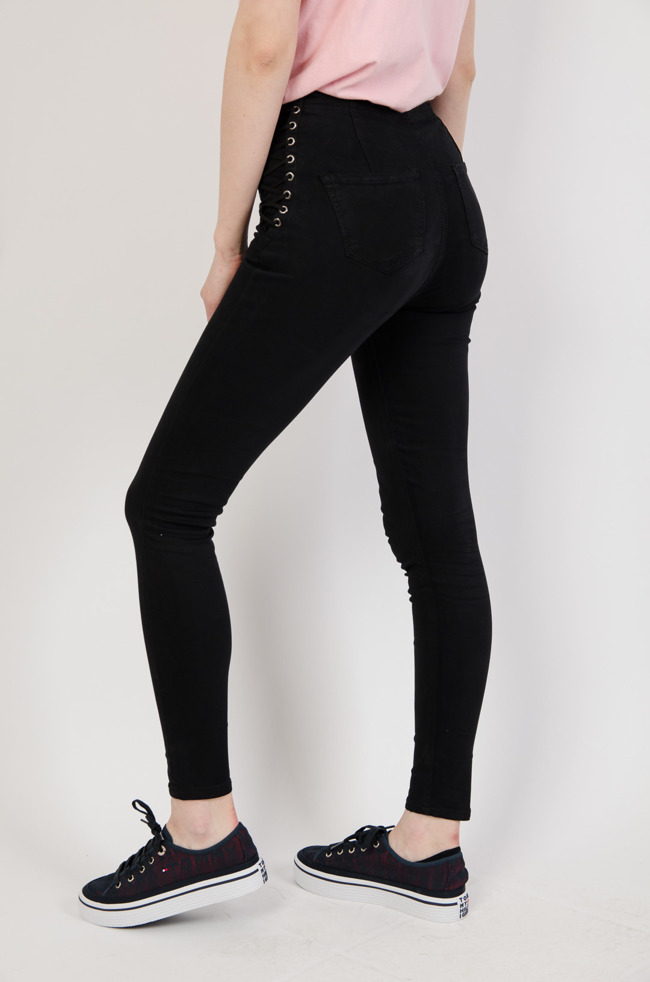 Czarne jeansowe spodnie modelujące z wiązaniem na boku