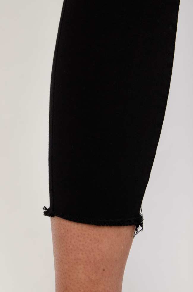 Czarne  przylegające spodnie z rozcięciami na kolanach