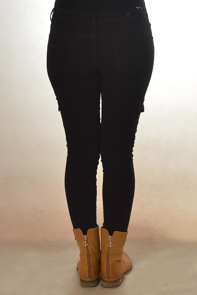 Czarne spodnie bojówki z dwoma kieszeniami przy nogawkach