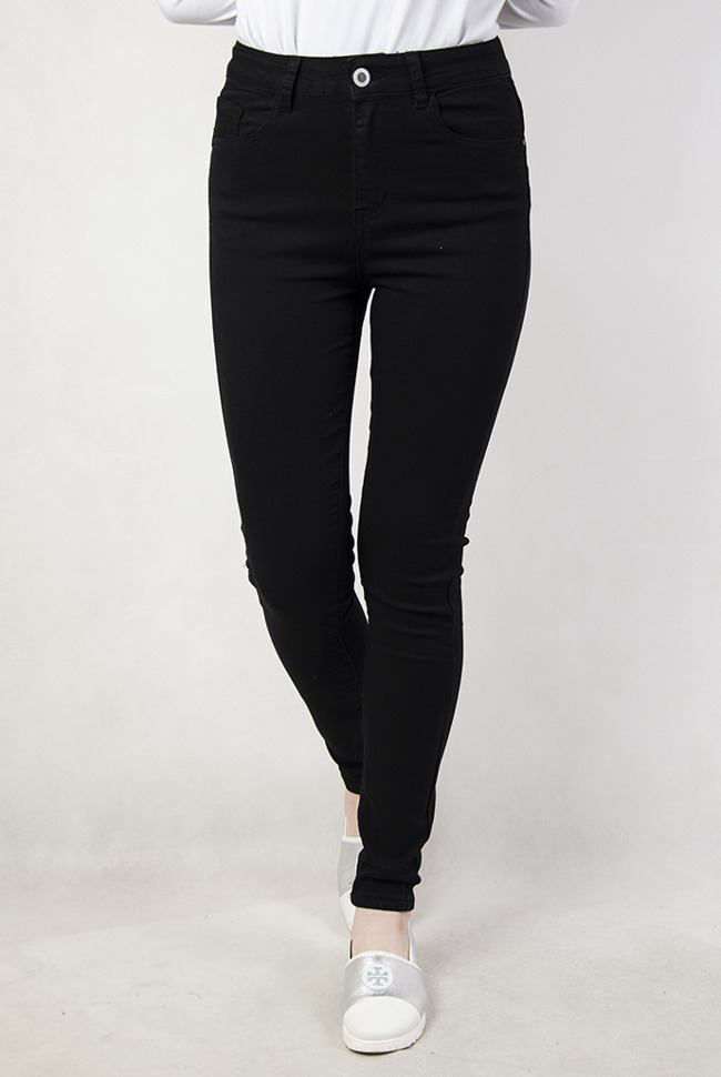 Czarne spodnie jeansowe idealnie przylegające