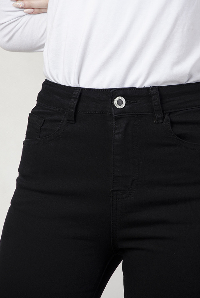 Czarne spodnie jeansowe idealnie przylegające