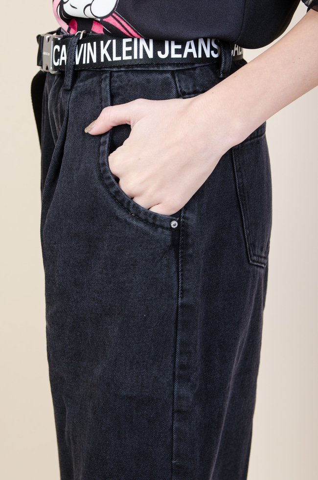 Czarne spodnie jeansowe typu balloon jeans z wysokim stanem