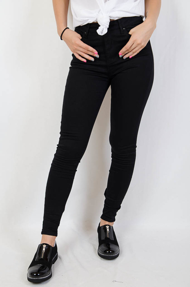 Czarne spodnie jeansowe z guzikami oraz kokardą na nogawce